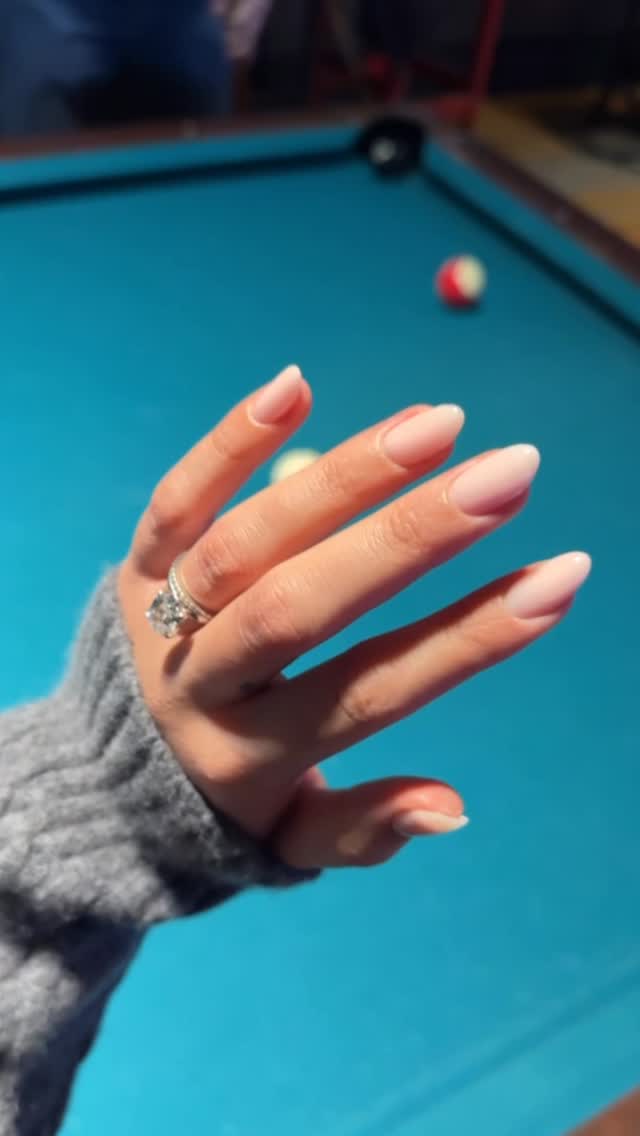 Glass-glossy red almond